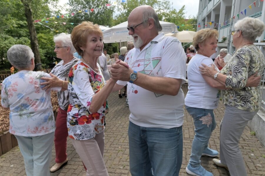 Auch im Alter lockt der Tanz - Regina Guba und Uwe Dittrich beim Sommerfest im Johanniter-Seniorenclub am Keilbergring in Schneeberg.