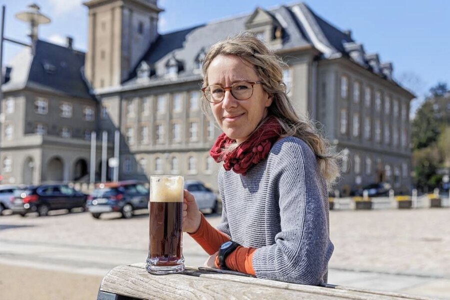Auch im Erzgebirge beliebt: Gutes Bier und gute Bücher - Katja Klaus Geyer aus Geyer, die sich um die Tourist-Information des Ortes und um die Bibliothek kümmert, genießt gern ein dunkles Fassbier aus der Brauerei in Ehrenfriedersdorf.