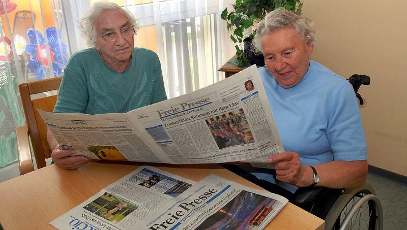 Auch in höherem Alter wird die Heimatzeitung noch gern gelesen - 
              <p class="artikelinhalt">Lieselotte Siegel (l.) und Lieselotte Möbius lesen im DRK-Pflegeheim Mittweida täglich die "Freie Presse". </p>
            
