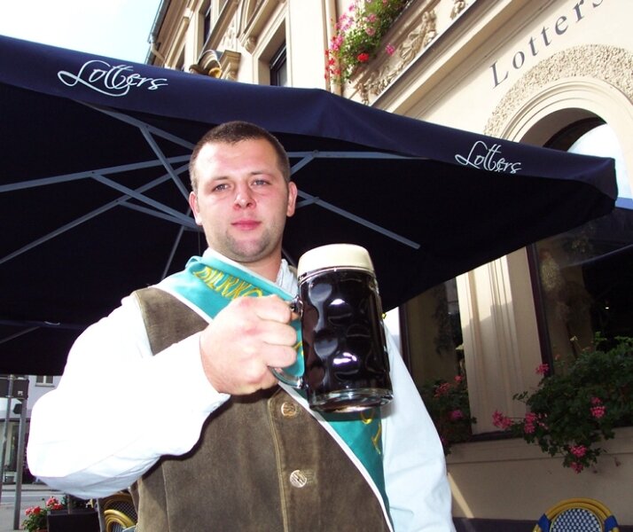 Auch Männer kennen sich mit Bier aus - 
              <p class="artikelinhalt">Roberto Kulisch aus Zschorlau ist neuer Auer Bierkönig. Sein Wissen rund um den Gerstensaft hat ihm diese Ehre eingebracht. </p>
            