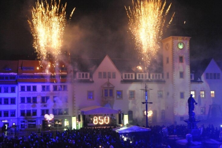 Schöne Erinnerung: Silvesterparty 2011 mit Feuerwerk auf dem Freiberger Obermarkt. 