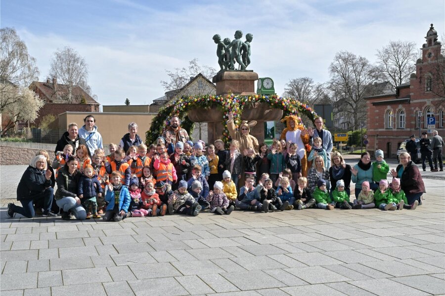 Auch Oelsnitz hat jetzt einen: Warum ein Osterbrunnen mehr als nur Dekoration ist - In Oelsnitz ist erstmalig ein Osterbrunnen eingeweiht worden. Rund vier Dutzend Kita-Kinder waren dabei. Künftig könnten sie selbst mit bei der Gestaltung helfen.