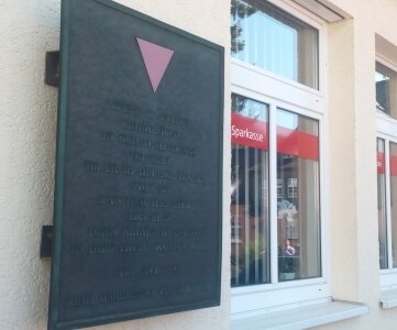 Die Gedenktafel am Sparkassengebäude in Oelsnitz. 