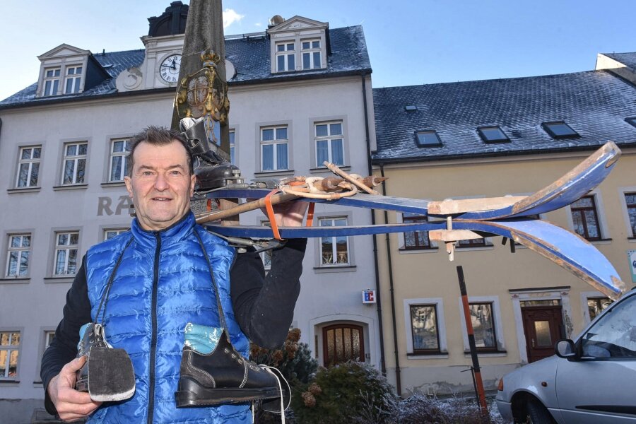 Auch ohne Schnee: Traditionelle (Ski)-Wanderung erlebt nächste Auflage - Michael Gürtler als Organisator der Skitour hat die Skier schon ausgekramt. Benötigt werden sie am Sonntag allerdings nicht.