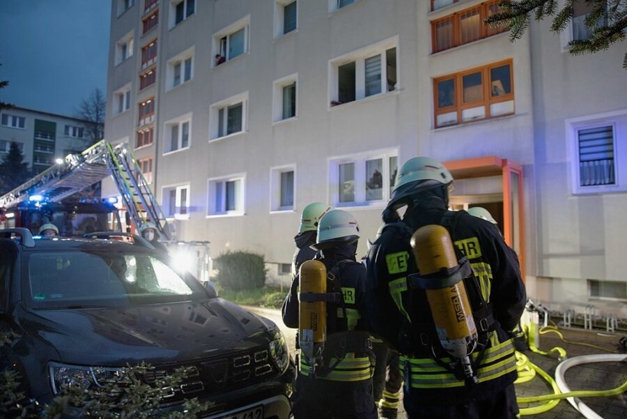 Hier zählte jede Sekunde: Am 2. Mai hat es im Treppenhaus Maxim-Gorki-Straße 110 in Freiberg gebrannt. 22 Bewohner mussten evakuiert werden - fünf von ihnen kamen kurzzeitig ins Krankenhaus. 
