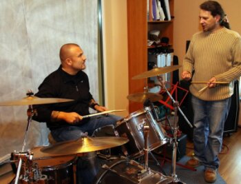 Auch Profis müssen aufs "College" - 
              <p class="artikelinhalt">Stephan Paul (links) ist Profi-Musiker. Doch gelegentlich drückt er bei Multiinstrumentalist und Tonmeister Alexander Tscholakov die Schlagzeug-Schulbank. </p>
            