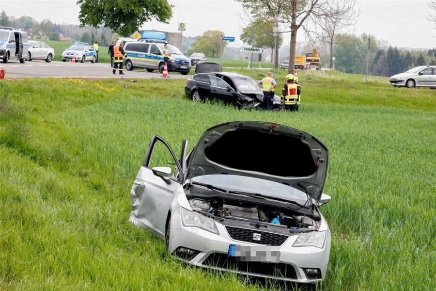 Auch Säugling unter sieben Verletzten bei schwerem Unfall in Großrückerswalde - Bei der Unfallaufnahme musste die Straße voll gesperrt werden. 
