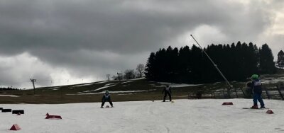 Auch Schneereste bei den Jüngsten gefragt - Bei Skikursen hatten die Jüngsten auf Schneeresten ihren Spaß.
