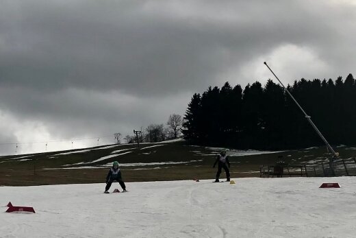 Auch Schneereste bei den Jüngsten gefragt - Bei Skikursen hatten die Jüngsten auf Schneeresten ihren Spaß.
