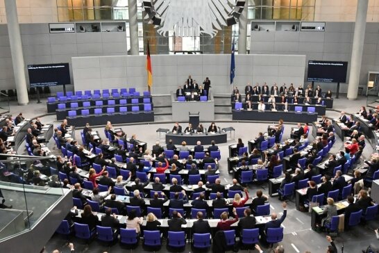 Auch sie wollen in den Bundestag - Der Plenarsaal des Bundestags. Können die Randparteien dort einen Sitz ergattern? 