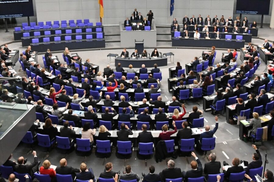 Auch sie wollen in den Bundestag - Der Plenarsaal des Bundestags. Können die Randparteien dort einen Sitz ergattern? 
