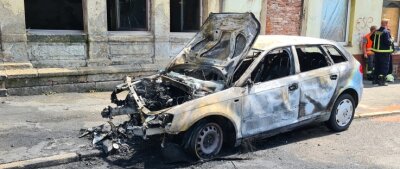 Audi brennt nach Unfall aus - Das ausgebrannte Auto. 
