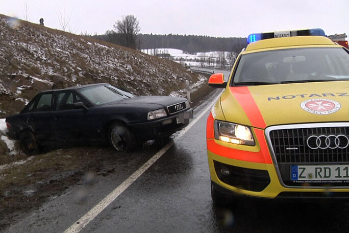 Audi fährt gegen Fels - zwei Verletzte - 
