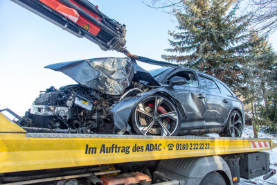 Audi-Fahrer prallt gegen Baum und verletzt sich schwer - Schwer verletzt worden ist ein Audi-Fahrer bei einem Unfall am Sonntagvormittag in Lauenhain bei Crimmitschau. 