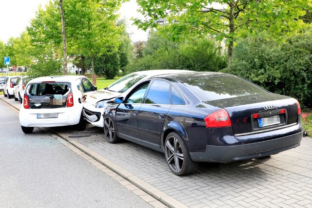Audi-Fahrer rammt mehrere Lieferfahrzeuge - 