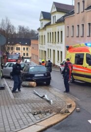 Audi-Fahrer zu schnell unterwegs - Bei dem Unfall auf der Leubnitzer Bahnhofstraße wurden drei Autos, eine Hauswand, ein Steinpoller und ein Verkehrsschild beschädigt.