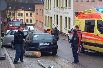 Audi-Fahrer zu schnell unterwegs - Bei dem Unfall auf der Leubnitzer Bahnhofstraße wurden drei Autos, eine Hauswand, ein Steinpoller und ein Verkehrsschild beschädigt.