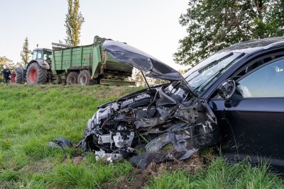 Audi-Fahrerin nach Kollision mit Traktor verletzt - Ein Audi ist auf der S 298 bei Treuen mit einem Traktor kollidiert.