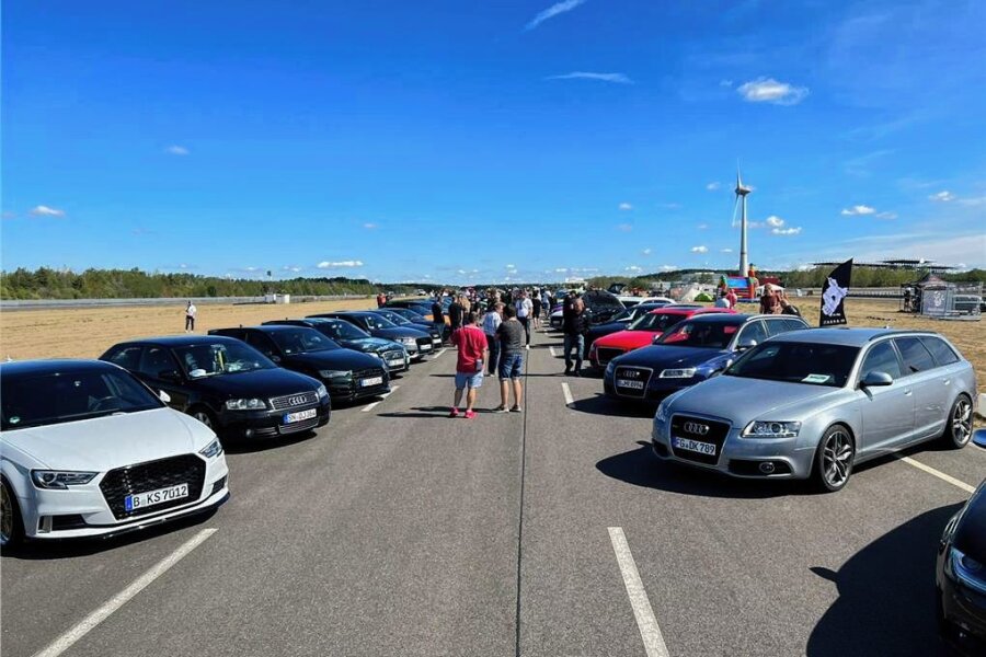 Audi-Fans wollen auf dem Zwickauer Flugplatz mit mehr als 300 Wagen Vier-Ringe-Logo stellen - Im August 2022 hatte die Audi-Convention an den Lausitzring geladen. 