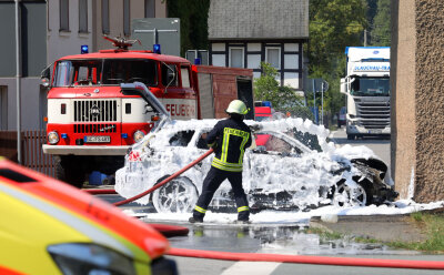 Audi geht am Viadukt in Flammen auf - 