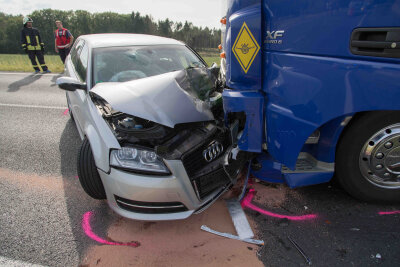 Audi kollidiert mit Lkw - zwei Verletzte - 