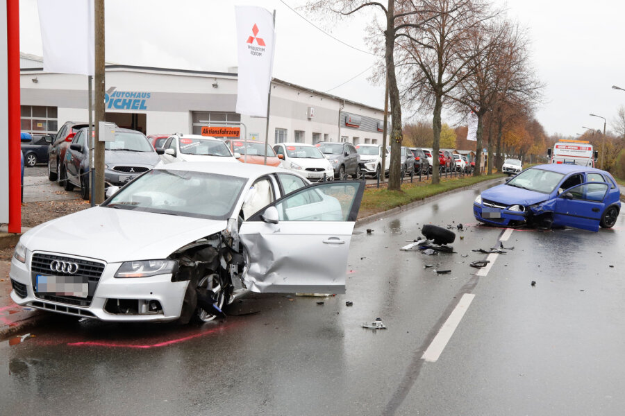 Audi kollidiert mit Opel - zwei Personen verletzt - 