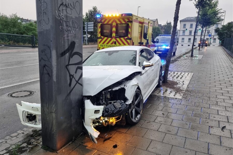Audi kracht gegen Verkehrsmast: Vier Verletzte in Chemnitz - Der Audifahrer und drei weitere Insassen wurden bei dem Unfall leicht verletzt.