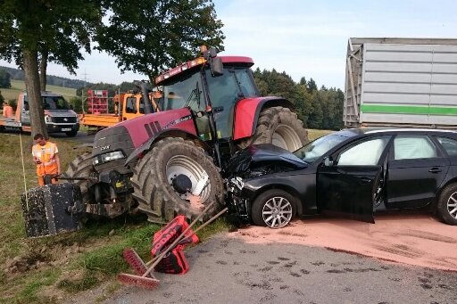 Audi kracht in Traktor - verletzter Mann kommt ins Krankenhaus - Ein Audi kollidierte auf der S 222 mit einem Traktor.