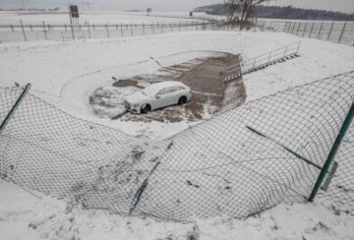Audi landet in Regenrückhaltebecken - In einem Regenrückhaltebecken bei Brockau ist am Samstagabend ein Audi-Fahrer (37) gelandet. 