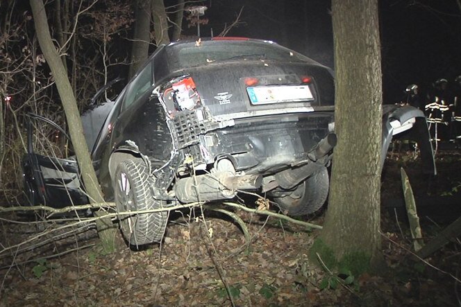 Audi nach Flucht in Flammen - Nach einer Verfolgung ist am Mittwochfrüh bei Werdau der Audi eines Autofahrers in Flammen aufgegangen.