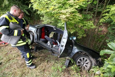 Audi prallt gegen Baum - Fahrer schwer verletzt - 
