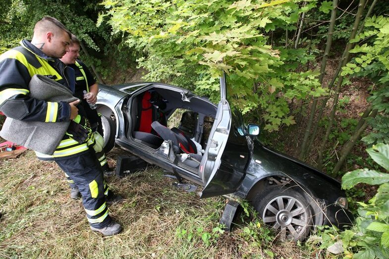 Audi prallt gegen Baum - Fahrer schwer verletzt - 