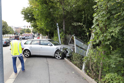 Audi prallt gegen Werbeträger - Der Unfall ereignete sich gegen 13.30 Uhr.