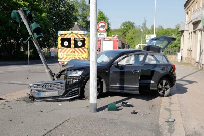 Audi prallt in Chemnitz gegen Ampelmast - Fahrerin stirbt im Krankenhaus - Die Audi-Fahrerin, die am Mittwochabend in Chemnitz verunglückt war, starb am Samstag in einem Krankenhaus.