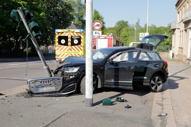 Audi prallt in Chemnitz gegen Ampelmast - Fahrerin stirbt im Krankenhaus - Die Audi-Fahrerin, die am Mittwochabend in Chemnitz verunglückt war, starb am Samstag in einem Krankenhaus.