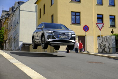 Audi Q4 e-tron auf einstiger Horch-Teststrecke im Vogtland unterwegs - Audi E-Fahrzeug Testfahrt auf dem Reichenbacher Liebauberg