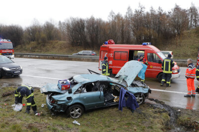 Audi überschlägt sich auf A4 - Zwei Schwerverletzte - 