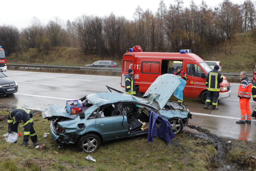 Audi überschlägt sich auf A4 - Zwei Schwerverletzte - 
