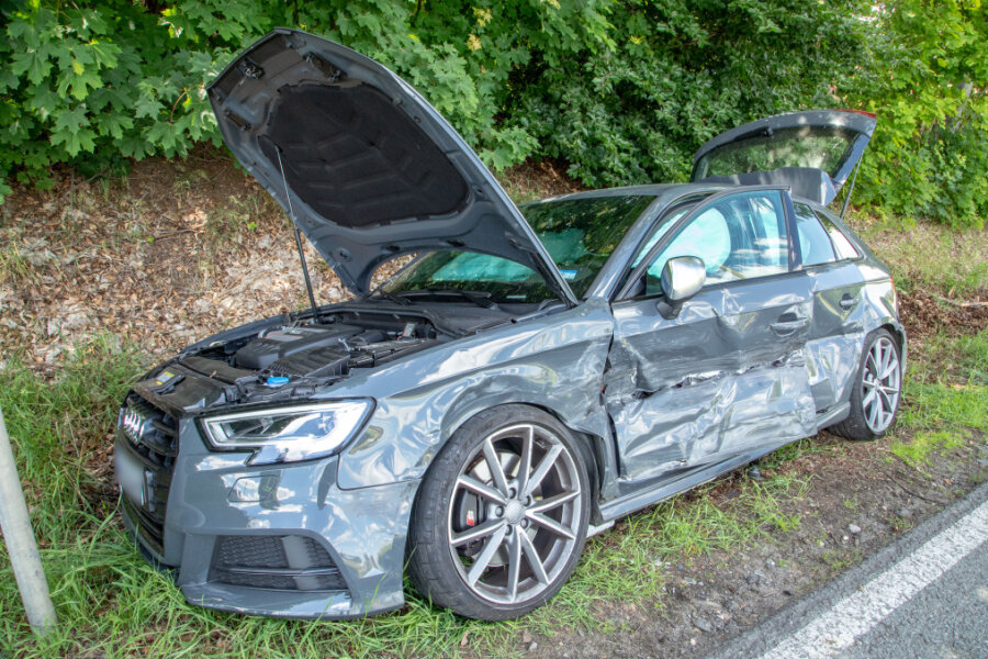 Audi und Opel kollidieren auf S255 - Bei einem Unfall in Lichtenstein ist ein Autofahrer am Dienstagnachmittag schwer verletzt worden.