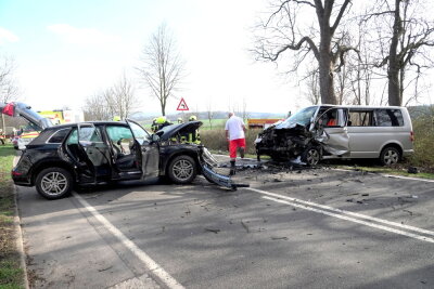 Audi und VW-Kleinbus kollidieren - mehrere Verletzte - 