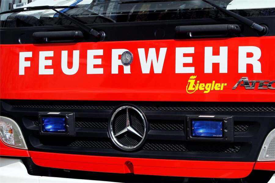 Audibrand in Gornau: Polizei geht von technischem Defekt aus - Die Feuerwehr löschte das brennende Auto.