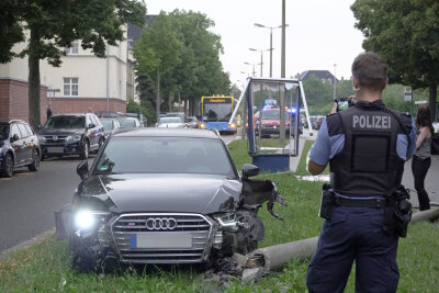 Audis kollidieren - Strommasten umgefahren - 