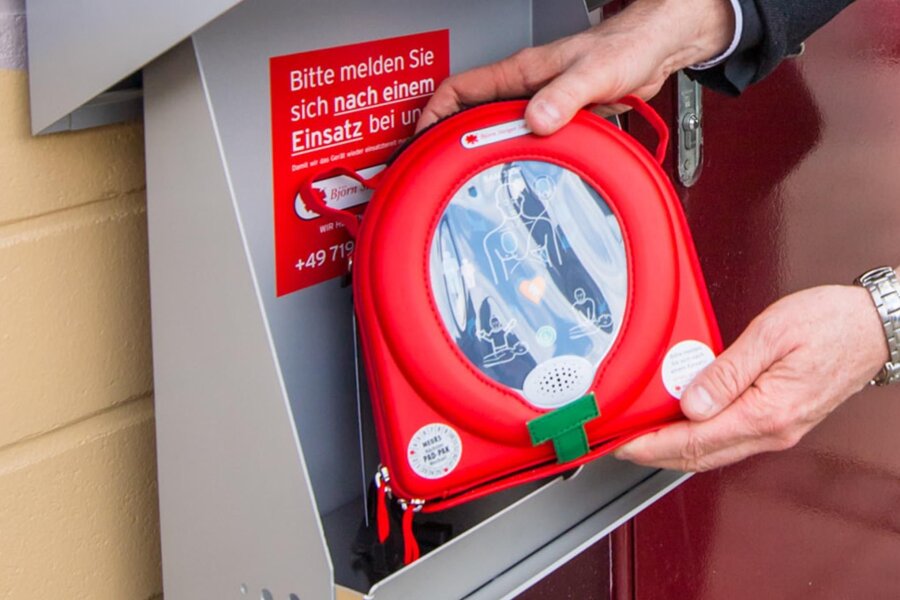 Aue-Bad Schlema: Defibrillator erneut gestohlen - Ein Defibrillator wie hier am Postplatz Aue wurde am Zechenplatz in Bad Schlema erneut gestohlen.