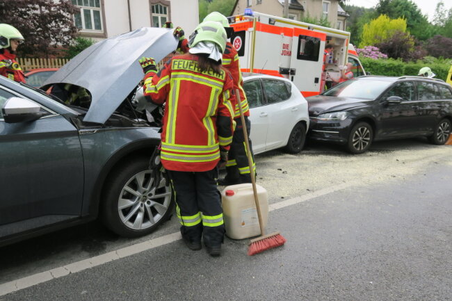 Aue-Bad Schlema: Drei Autos Kollidieren An Kreuzung Auf Der B 169