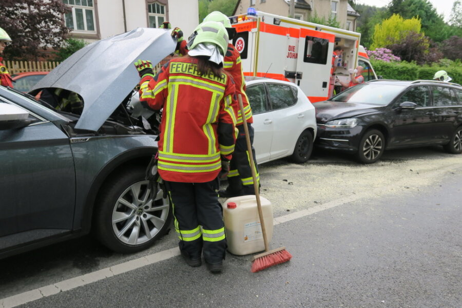 Aue-Bad Schlema: Drei Autos kollidieren an Kreuzung auf der B 169