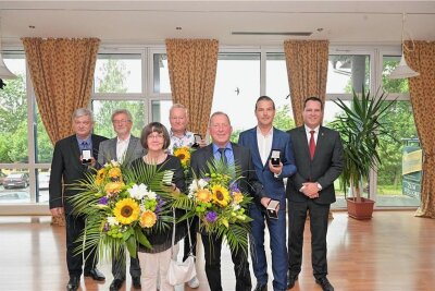 Aue-Bad Schlema vergibt Ehrennadel für Verdienste um die Stadt - Die Stadt Aue hat ihre Ehrennadel verliehen.