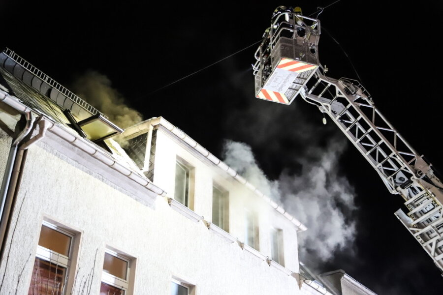 Aue-Bad Schlema: Wohnungsbrand mit fünfstelligem Sachschaden - Am vergangenen Sonntagabend ist es zu einem Wohnungsbrand auf der Ziegelstraße in Aue gekommen.