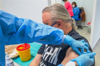Aue-Bad Schlemas OB fordert: Wir brauchen mehr Ärzte, die impfen - Seit Eröffnung der neuen Impf-Ambulanz im Schieck-Haus in Aue diese Woche haben sich bereits zahlreiche Menschen gegen Corona immunisieren lassen. 