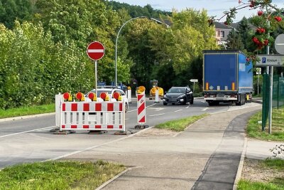 Aue: Bauarbeiten an Straße dauern länger - Die Dr.-Otto-Nuschke-Straße in Aue ist in Fahrtrichtung Schwarzenberg seit Mitte September halbseitig gesperrt. 