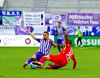 Aue bestraft Heidenheimer Chancen-Wucher: 2:1-Sieg - Der FC Erzgebirge Aue hat sich vorübergehend auf Platz drei in der 2. Fußball-Bundesliga geschoben. Am Sonntag bezwangen die "Veilchen" im heimischen Erzgebirgsstadion den 1. FC Heidenheim mit 2:1 (0:0). 